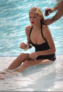 Anna Kournikova : anna kournikova pool 3 big