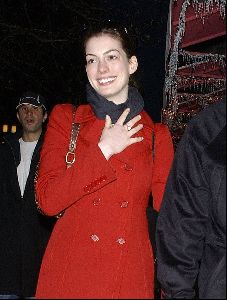 Anne Hathaway : anne hathaway walk 6 big