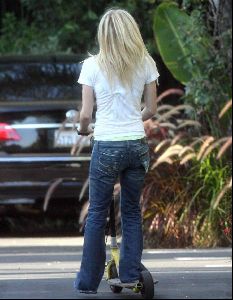 Avril Lavigne scoote jeans