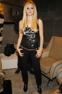 avril lavigne in a black pants