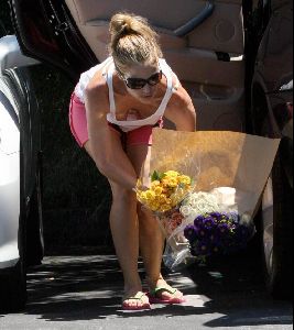 Denise Richards : denise richards flowers 2 big