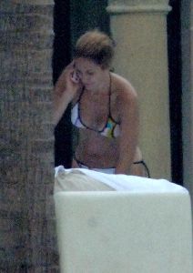 Jennifer Lopez : jennifer lopez bikini home 5 big