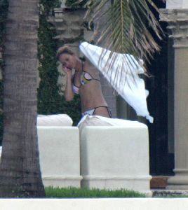 Jennifer Lopez : jennifer lopez bikini home 2 big