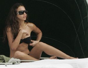 Jessica Alba in a bikini on Miami beach on January 1st 2007