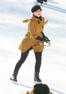 Elisha Cuthbert : elisha cuthbert hockey 5 big