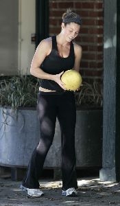 Jessica Biel : jessica biel lease 8 big