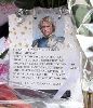 Heath Ledger : Atmosphere- Heath Ledger Memorial at His Manhattan Apartment0