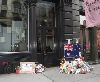 Heath Ledger : Atmosphere- Heath Ledger Memorial at His Manhattan Apartment4