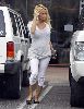 Pamela Anderson : pamela anderson shopping1 47bd54f0a9a71