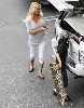 Pamela Anderson : pamela anderson shopping2 47bd54f0ab5cb