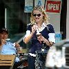 Reese Witherspoon : reese-and-her-ice-cream 400x400