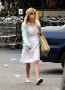 Reese Witherspoon : Reese Witherspoon stops at organic supermarket 3 2