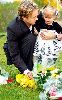 Dannielynn Birkhead : Dannielynn with her dad larry birkhead visiting Anna Nicole Smith s grave