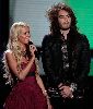 Russell Brand : onstag with paris hilton presenting the awards