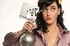 Katy Perry : pausing with the MTV Award in hand