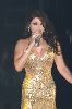 Haifa Wehbe : on stage signing to her audience wearing a golden dress