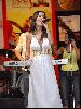 Nicole Saba : white dress live in a concert