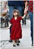 Suri Cruise : red dress and gray flats