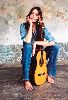 Carla Bruni Sarkozy : with her accoustic guitar