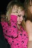 Avril Lavigne : Avril in a black-dotted pink sweatshirt