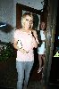 Hayden Panettiere : latest hair cut, straight and short - She is wearing a blue jeans pants and a simple light-pink top