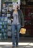 Halle Berry : shopping at Bristol Farms in Los Angeles, California on the 26th, January 2009