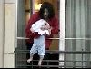 Michael Jackson : Michael Jackson baby balcony