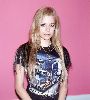 avril lavigne wearing golden necklaces