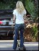 Avril Lavigne scoote jeans